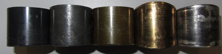 (v.l.n.r.:) Kunststoff: iglidur® Q, iglidur® G, iglidur® Z, Metall: Messing, Stahl+PTFE. Vor allem bei Messing, aber auch Stahl und iglidur® G sind deutliche Längung/Abplattung erkennbar.