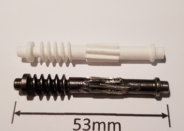 Vergleich metallische Schneckel  (alt) und 3D-gedruckte Kunststoff-Schnecke aus iglidur I6 (neu).
