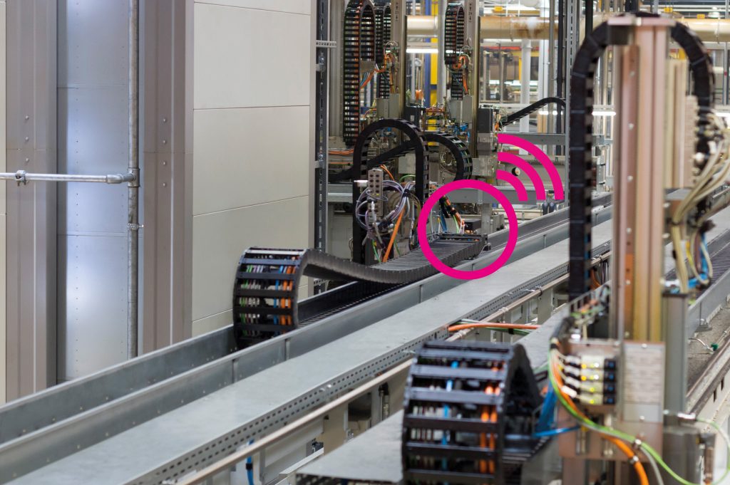 smarte Energieketten in einer Fabrik für die Motorenherstellung 