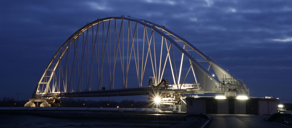 360 Grad drehbare Brücke der Schlickaufbereitungsanlage mit knapp 180 Metern Spannweite