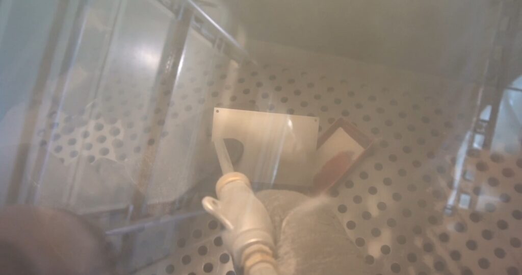 Sandstrahlen einer Metallplatte, zur Vorbereitung der Pulverbeschichtung, Polymerebeschichtung